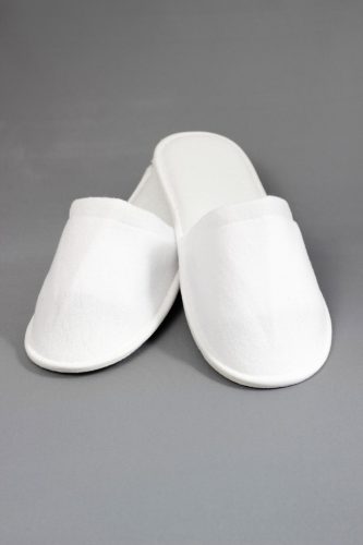 Geschlossene Hotelpantoffeln aus Frottee